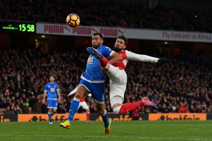 Arsenal's Olivier Giroud (R) has shot blocked by Bournemouth's Steve Cook during the match in London on November 27, 2016
