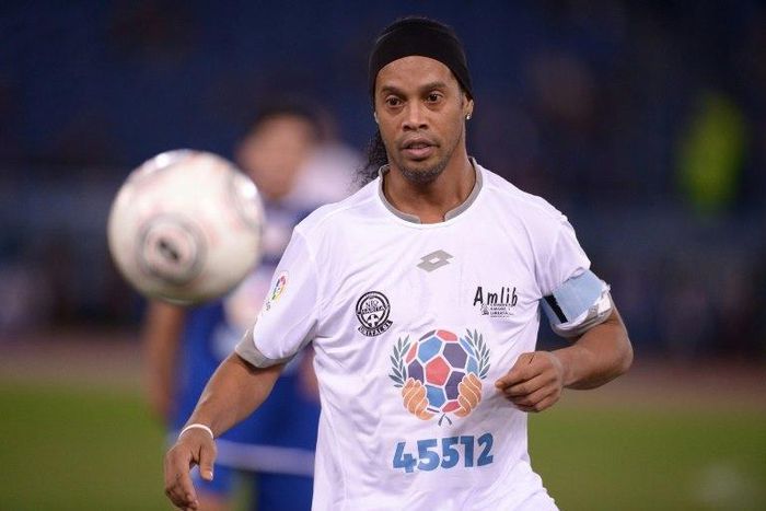 Brazil's Ronaldinho controls the ball during the 'Match of Peace - United for Peace' charity football match promoted by the Schools for Encounter foundation at the Olympic stadium in Rome on October 12, 2016
