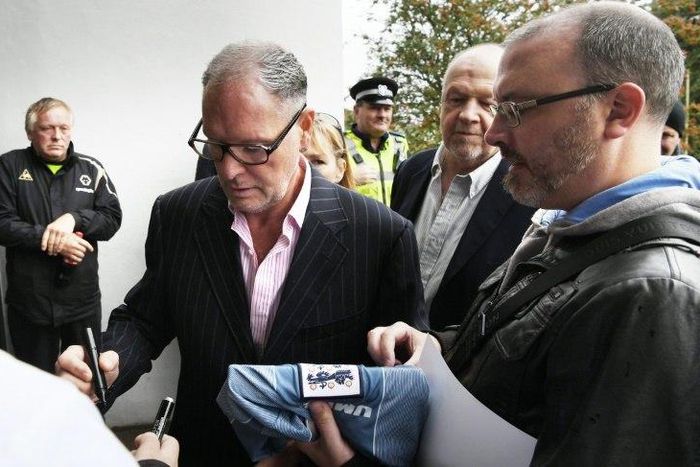 Former England footballer Paul Gascoigne (2L) signs autographs as he arrives at Dudley Magistrates' Court in Dudley, central England on September 19, 2016
