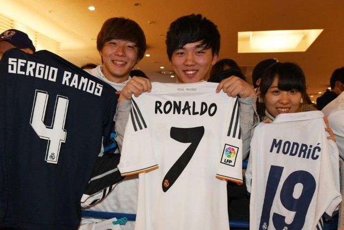 Japanese fans of Spanish football club, Real Madrid await the team's arrival at the Haneda International airport in Tokyo on December 12, 2016