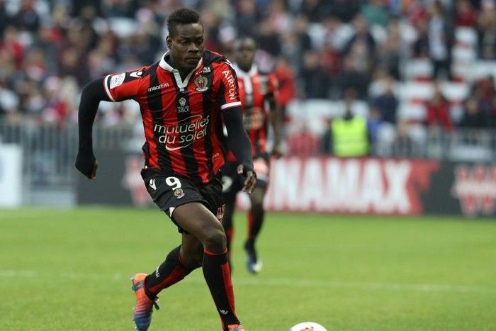 Nice's Italian forward Mario Balotelli runs with the ball during the French L1 football match Nice (OGCN) vs Dijon (DFCO) on December 18, 2016 at the "Allianz Riviera" stadium in Nice, southeastern France