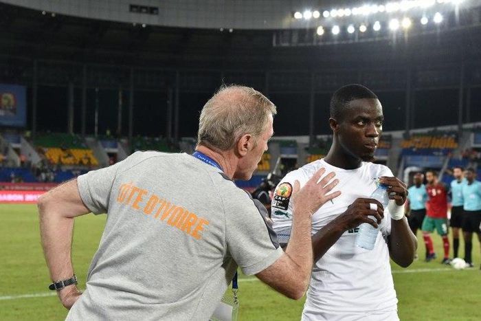 Ivory Coast's coach Michel Dussuyer (L) speaks to defender Eric Bailly ahead of the team's Africa Cup of Nations match against Morocco on January 24, 2017