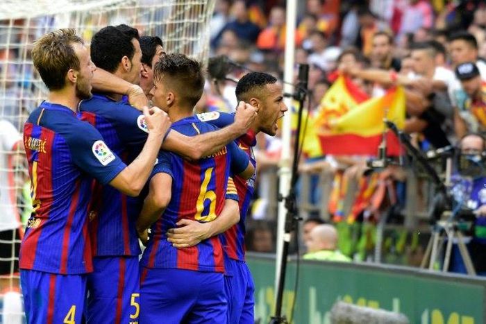 Barcelona's Brazilian forward Neymar (R) shouts at Valencia's suporters after they throw an object at teammates during the Spanish league football match Valencia CF vs FC Barcelona at the Mestalla stadium in Valencia on October 22, 2016