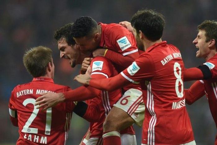 Bayern Munich's defender Mats Hummels (2nd L) celebrates scoring with his teammates during the German first division Bundesliga football match against Bayer 04 Leverkusen November 26, 2016