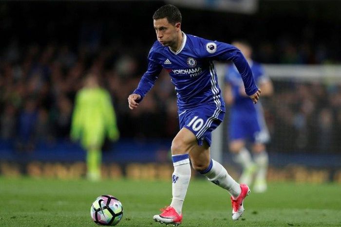 Chelsea midfielder Eden Hazard does a run for it during the match against Manchester City at Stamford Bridge in London on April 5, 2017