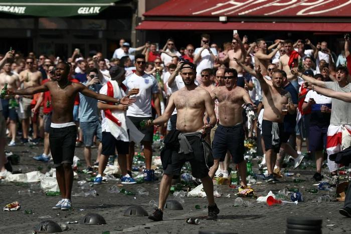 ___5141107___https:______static.pulse.com.gh___webservice___escenic___binary___5141107___2016___6___12___23___englandfans-cropped_1qou65qlbu6o4130pyj3p82n97_2