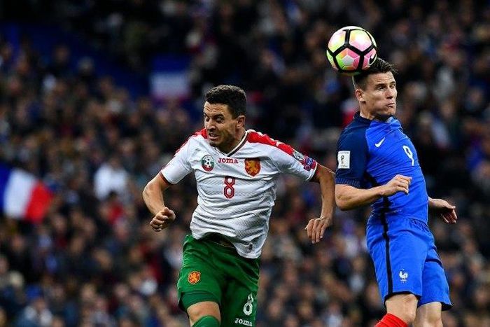 France's forward Kevin Gameiro (R) and Bulgaria's forward Dimitar Rangelov head the ball during the FIFA World Cup 2018 qualifying football match France vs Bulgaria on October 7, 2016