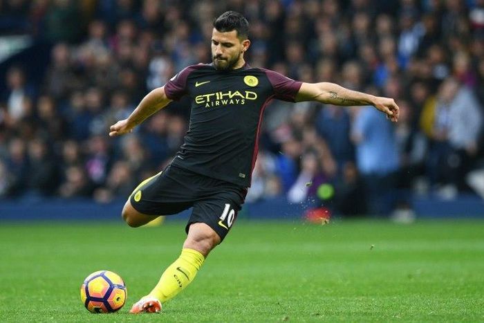 Manchester City's Argentinian striker Sergio Aguero shoots during the English Premier League football match between West Bromwich Albion and Manchester City at The Hawthorns stadium in West Bromwich, central England, on October 29, 2016