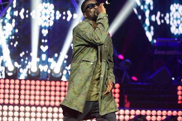Sarkodie performing