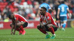 ___6602640___https:______static.pulse.com.gh___webservice___escenic___binary___6602640___2017___4___29___18___3FBE50EB00000578-4458430-Defoe_crouches_on_the_turf_at_full_time_at_the_Stadium_of_Light_-a-40_1493483666476