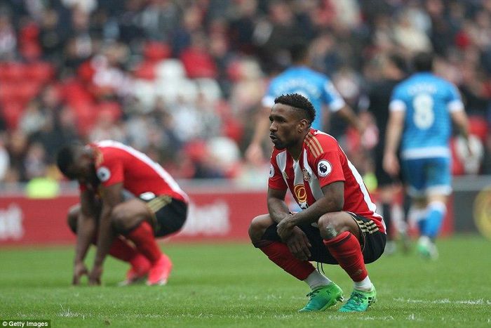 ___6602640___https:______static.pulse.com.gh___webservice___escenic___binary___6602640___2017___4___29___18___3FBE50EB00000578-4458430-Defoe_crouches_on_the_turf_at_full_time_at_the_Stadium_of_Light_-a-40_1493483666476