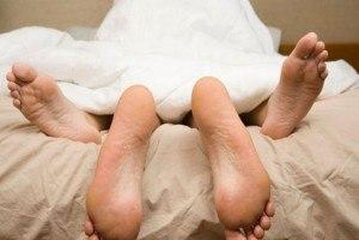 8 thoughts every guy has during missionary position