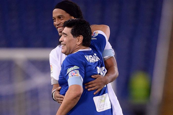 ___5643929___https:______static.pulse.com.gh___webservice___escenic___binary___5643929___2016___10___22___22___ronaldinho-maradonacropped_z9fihy5x447j1qhytux50zf1a_1