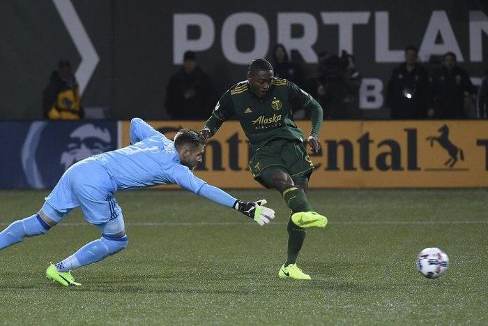 Fanendo Adi (R) beats John Alvbage to score as the Portland Timbers beat Minnesota United 5-1 in Oregon