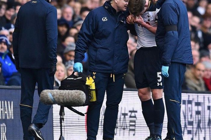 Tottenham Hotspur's defender Jan Vertonghen (2R) receives medical treatment before leaving the pitch injured during the English Premier League football match against West Bromwich Albion at White Hart Lane in London, on January 14, 2017