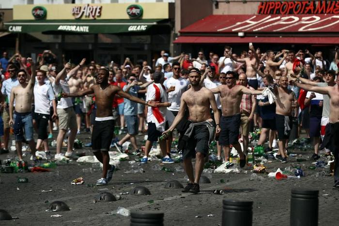 ___5144242___https:______static.pulse.com.gh___webservice___escenic___binary___5144242___2016___6___13___17___marseille-violence-cropped_54r0wm54ebrv194jyy33qxych_2
