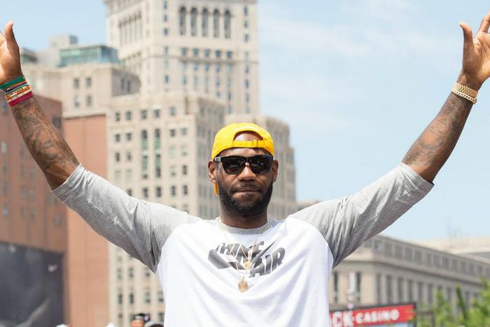 ___5369935___https:______static.pulse.com.gh___webservice___escenic___binary___5369935___2016___8___13___9___lebron-james-cropped_1javvmf02mjez1t0msqmxs8eqv_2