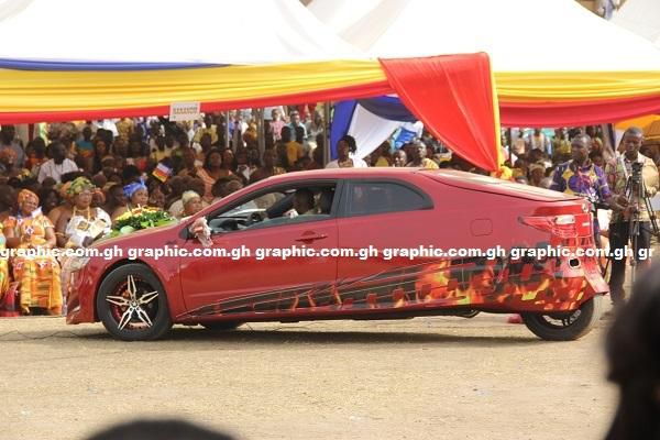 Kantanka outdoors spots car with only three tyres