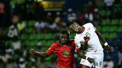 Burkina Faso's forward Bertrand Traore (R) challenges Guinea-Bissau's forward Piqueti during the 2017 Africa Cup of Nations group A football match between Guinea-Bissau and Burkina Faso in Franceville on January 22, 2017