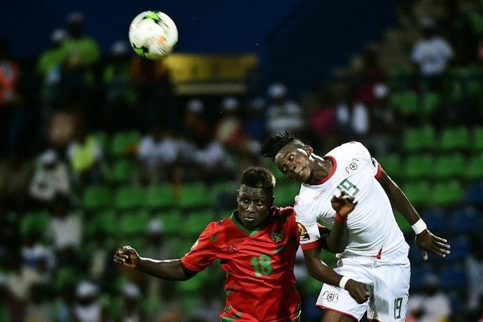 Burkina Faso's forward Bertrand Traore (R) challenges Guinea-Bissau's forward Piqueti during the 2017 Africa Cup of Nations group A football match between Guinea-Bissau and Burkina Faso in Franceville on January 22, 2017
