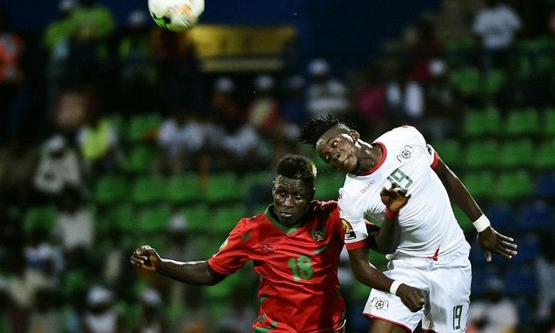 Burkina Faso's forward Bertrand Traore (R) challenges Guinea-Bissau's forward Piqueti during the 2017 Africa Cup of Nations group A football match between Guinea-Bissau and Burkina Faso in Franceville on January 22, 2017