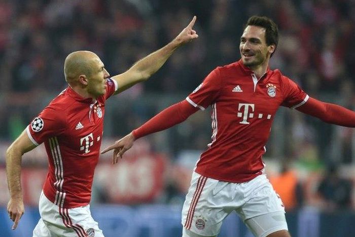 Bayern Munich's Arjen Robben (L) and Mats Hummels celebrate after scoring a goal during their UEFA Champions League round of 16 match against Arsenal, in Munich, on February 15, 2017