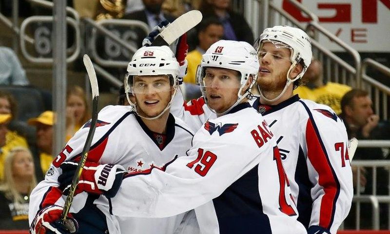 Andre Burakovsky (L) celebrates scoring against the Pittsburgh Penguins as the Washington Capitals win 5-2