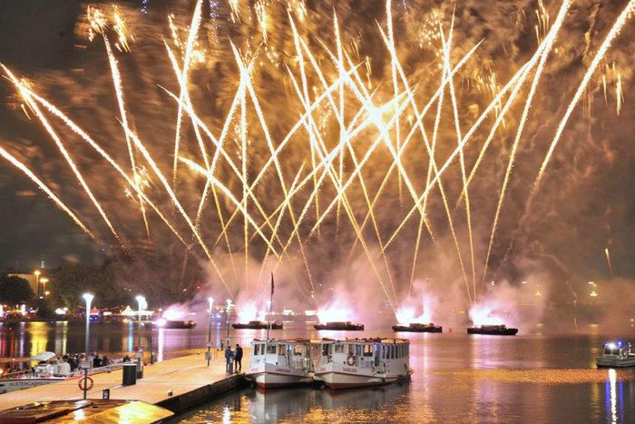 ___5971837___https:______static.pulse.com.gh___webservice___escenic___binary___5971837___2016___12___30___12___Hamburg-Germany-New-Years-Fireworks-NYE1215