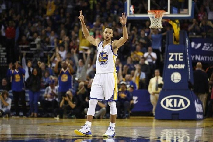 Stephen Curry set a new single-game record with 13 three-pointers as the Golden State Warriors downed the winless New Orleans Pelicans 111-99