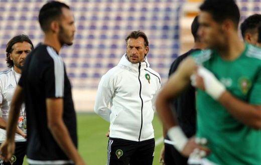 Morocco's French head coach Herve Renard (C) attends a training session with his players at the Sheikh Tahnoun Bin Mohammed Stadium in Al Ain, as part of the preparations for the 2017 African Cup of Nations