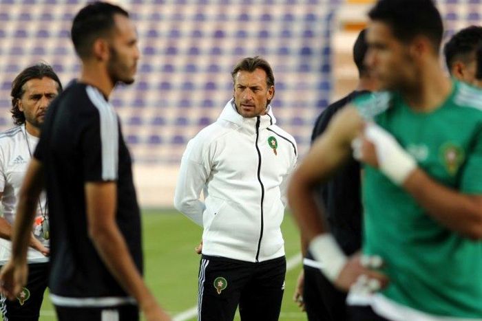 Morocco's French head coach Herve Renard (C) attends a training session with his players at the Sheikh Tahnoun Bin Mohammed Stadium in Al Ain, as part of the preparations for the 2017 African Cup of Nations