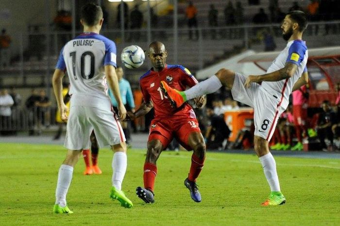 Clint Dempsey (R) and Christian Pulisic of the US fight for the ball with Panama's Adolfo Machado during their Russia 2018 World Cup qualifier match, in Panama City, on March 28, 2017