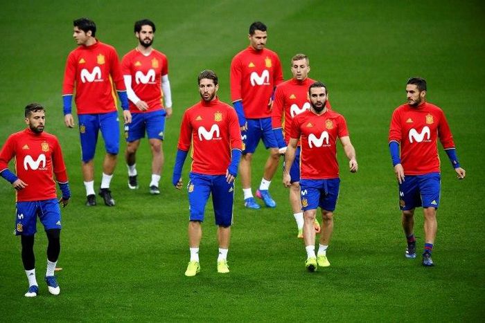 Spain's defender Sergio Ramos (C) and his teammates take part in a training session at the Stade de France stadium in Saint-Denis, north of Paris, on March 27, 2017 on the eve of the friendly football match Spain against France