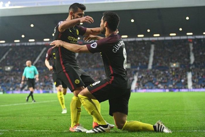 Manchester City's midfielder Ilkay Gundogan (R) celebrates with striker Sergio Aguero on October 29, 2016