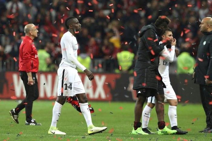 Paris Saint-Germain's midfielder Blaise Matuidi leaves the pitch at the end of the French L1 football match the team lost to Nice April 30, 2017