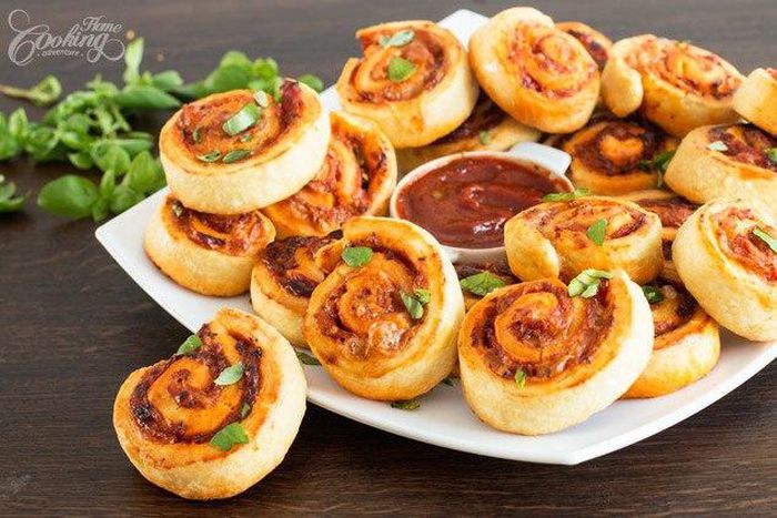 Pizza Pinwheels (homecookingadventure.com)