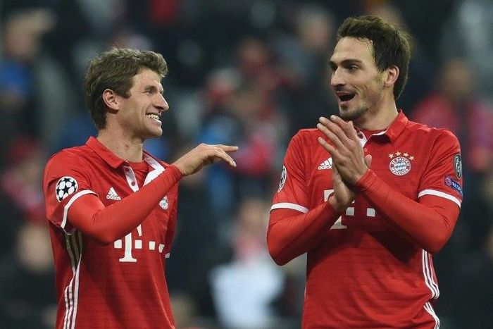 Bayern Munich's Thomas Mueller (L) jokes with teammate Mats Hummels after their UEFA Champions League match against Arsenal, in Munich, on February 15, 2017