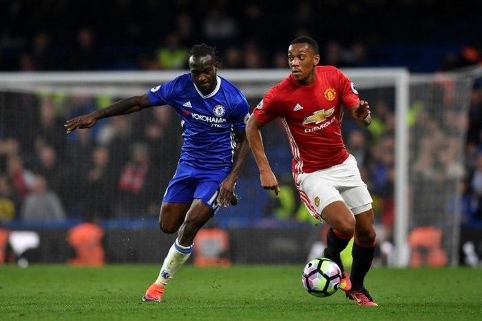 Manchester United's striker Anthony Martial (R) takes on Chelsea's midfielder Victor Moses (L) during the English Premier League football match October 23, 2016