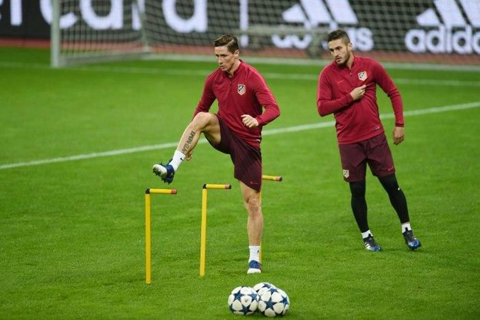 Atletico Madrid's Fernando Torres (L), pictured in February 2017, was reported by coach Diego Simeone to be in the "recovery process" and will be ready to play in Wednesday's game against Bayer Leverkusen