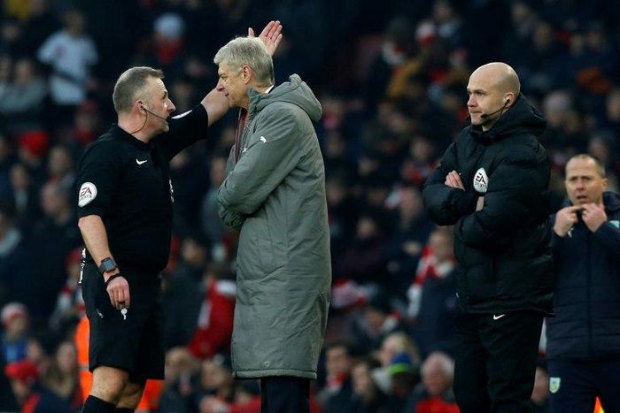 Arsenal's French manager Arsene Wenger (2nd left) is sent to the stands by English referee Jonathan Moss (left)during the English Premier League match between Arsenal and Burnley at the Emirates Stadium in London on January 22, 2017