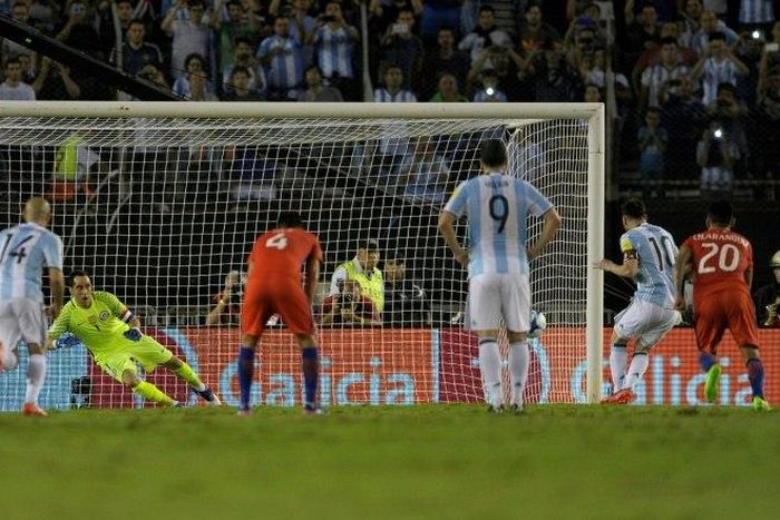 Lionel Messi (2nd R) scores to give Argentina a 1-0 win over Chile in World Cup qualifiers