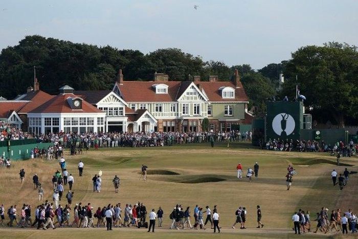 The Honourable Company of Edinburgh Golfers overwhelmingly voted in favour of admitting women members at Muirfield by 498 to 123, club captain Henry Fairweather said