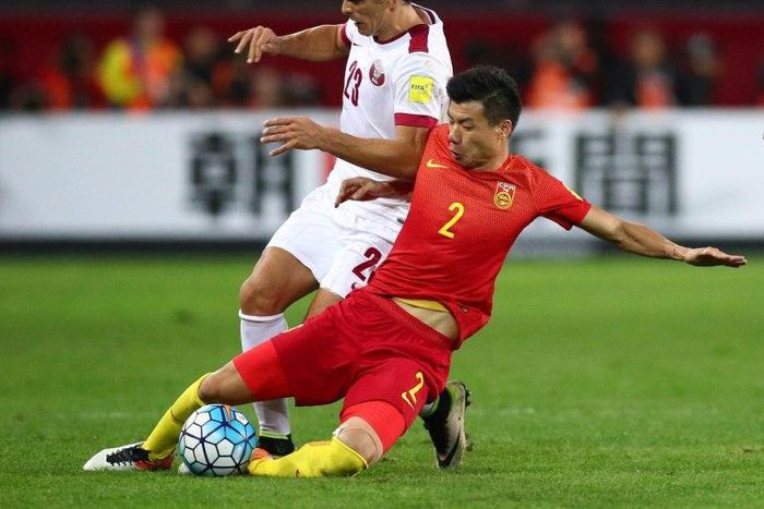 China's Mei Fang (right) competes for the ball with Qatar's Sebastian Soria during their 2018 World Cup qualifier in Kunming on November 15, 2016