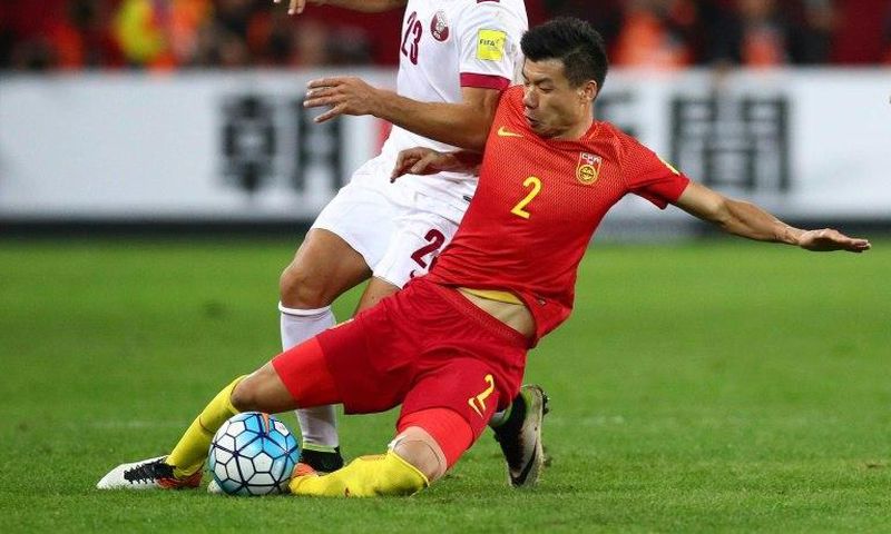 China's Mei Fang (right) competes for the ball with Qatar's Sebastian Soria during their 2018 World Cup qualifier in Kunming on November 15, 2016