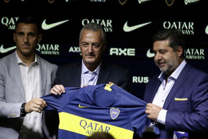 New Boca Juniors coach Gustavo Alfaro (center) poses with the team jersey alongside president Daniel Angelici (right) and sports director Nicolas Burdisso (left)