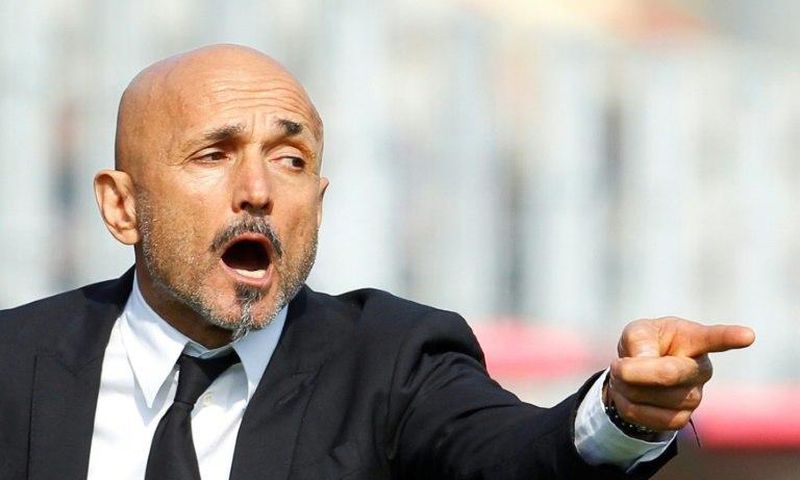 Roma's Italian coach Luciano Spalletti gestures during the Italian Serie A match against Crotone on February 12, 2017 at the Ezio Scida Stadium