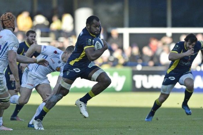 Clermont's flanker Peceli Yato (C) runs with the ball for a try during the European Champions Cup rugby union match against Exeter Chiefs on January 21, 2017
