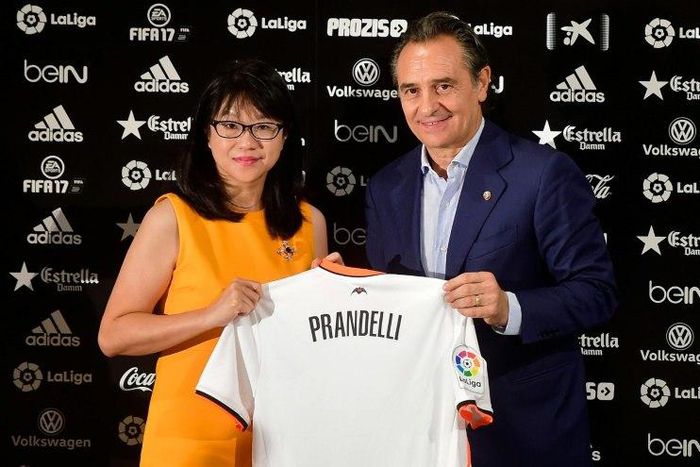 Cesare Prandelli (R) with Valencia's Singaporean President Lay Hoon Chan at the Mestalla stadium in Valencia on October 3, 2016