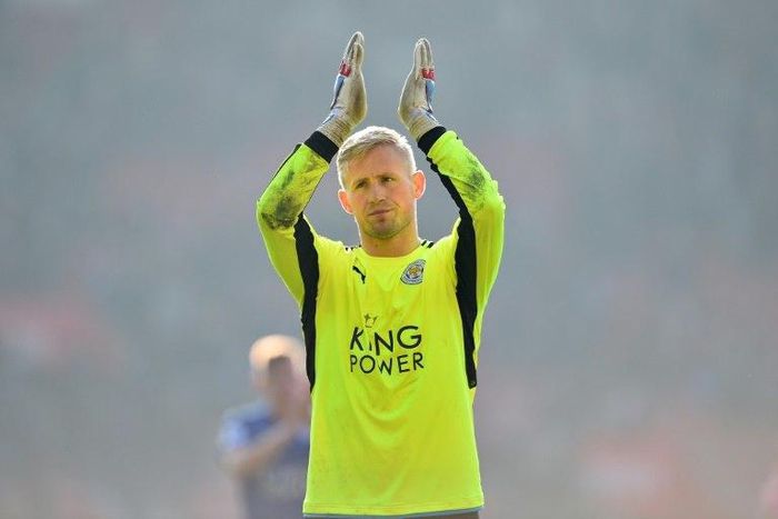 Leicester City's Danish goalkeeper Kasper Schmeichel applauds supporters after the English Premier League football match between Southampton and Leicester City at St Mary's Stadium in Southampton, southern England on January 22, 2017