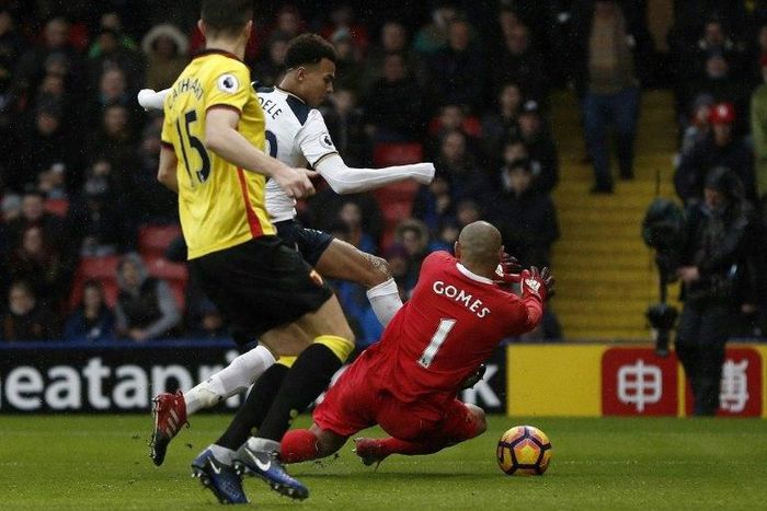 Tottenham's English midfielder Dele Alli (C) scores his team's third goal past Watford's Brazilian goalkeeper Heurelho Gomes during the Premier League match at Vicarage Road Stadium in Watford, north of London on January 1, 2017